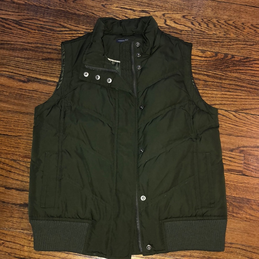 Women’s olive colored vest like new condition
